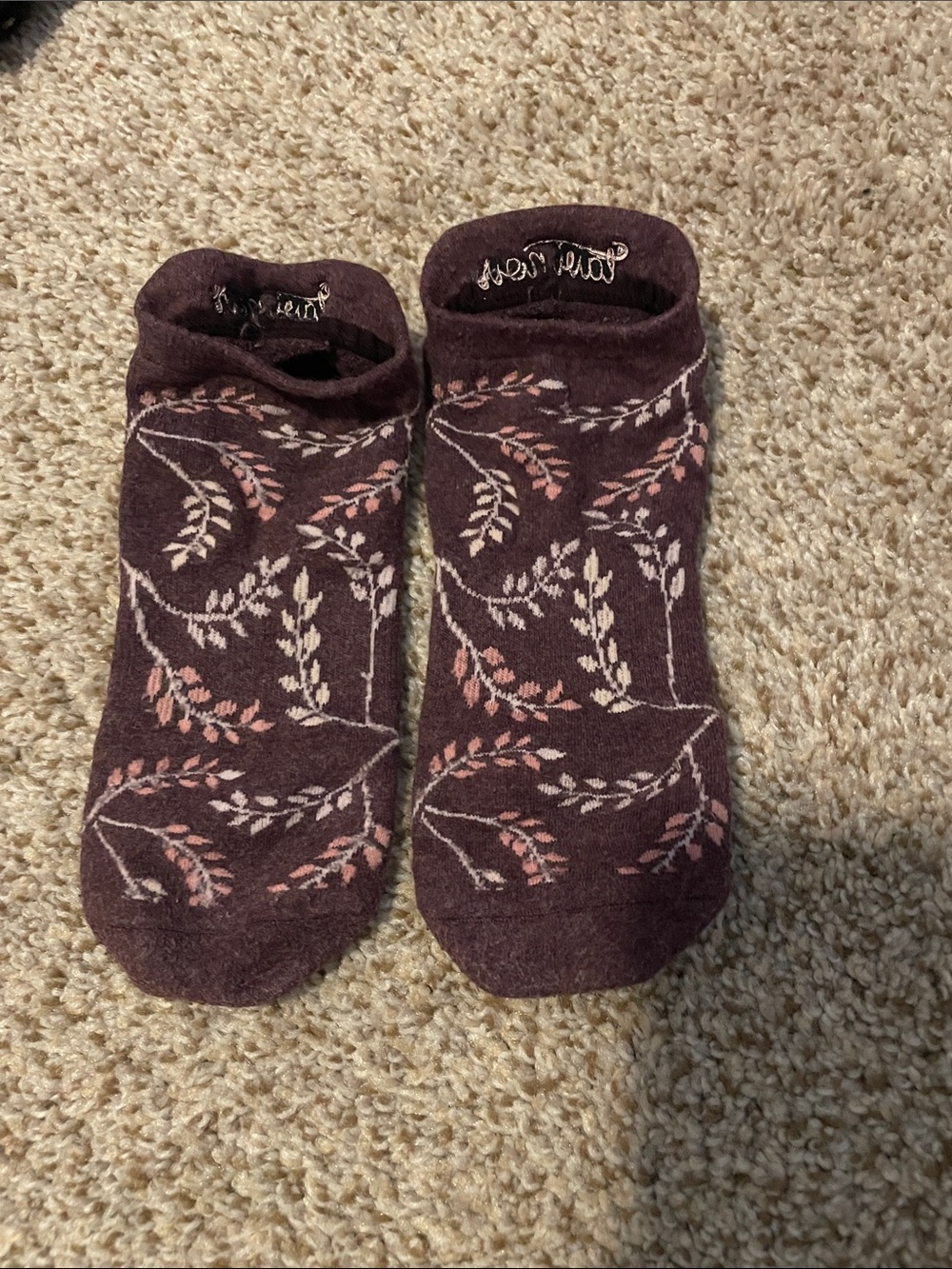 Tavi Noir Burgundy Floral No-Show “sticky” Socks